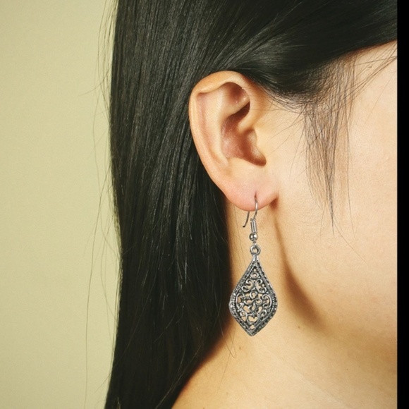 Boho vintage style hollow filigree earrings - Picture 3 of 3
